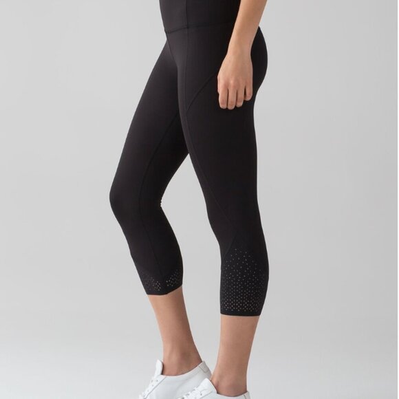 Lululemon Anew Laser Cut Crop Leggings Black Size 4 Yoga Pilates Workout Active - Picture 1 of 7